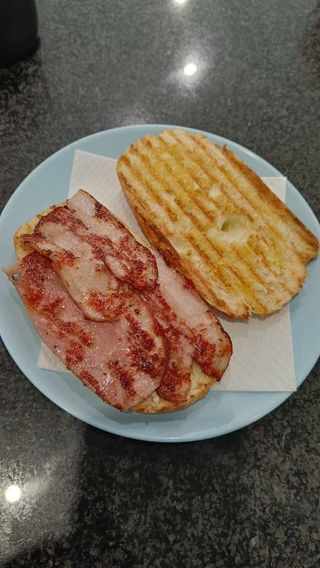 1/2 Bocadillo Caliente De Bacon