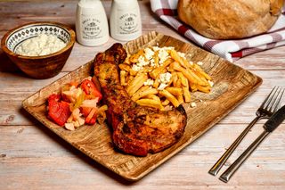 Tomahawk de porc cu cartofi prăjiți și brânză