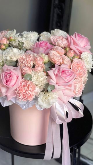 Aranjament alb si roz cu garoafe si trandafiri 
