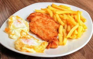 Pollo Empanado Con Patatas Y Huevo Frito