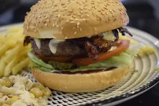 Hamburguesa mexicana deluxe(z frytkami)