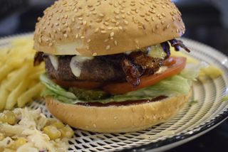 Hamburguesa mexicana deluxe(z frytkami)