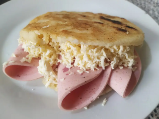 Arepa con queso y mortadella
