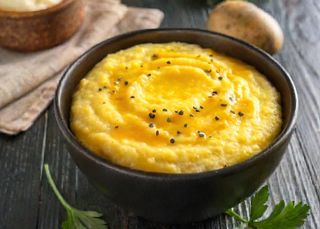 Kukuruzna palenta sa sosom i krem sirom