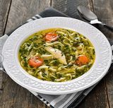 Zeamă de pui cu tăitei de casă