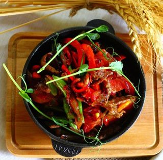 Пекельна пательня з телятиною