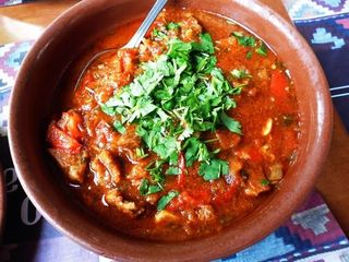 საქონლის ჩაშუშული პომიდვრით