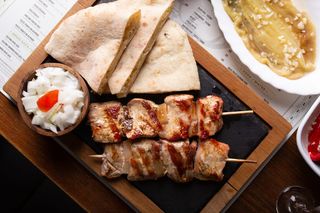 Svinjski ražnjić sa pire krompirom