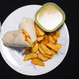 Kathi Roll cu Tofu,  Wedges ,Brânză de Burduf, Sos de Hrean cu Smantana