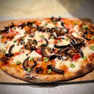 TOMATE,PESTO,MOZZARELLA,BERENJENA Y QUESO TETILLA AHUMADO D.O.P. SAN SIMÓN 