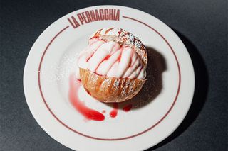 Maritozzo con crema di ricotta e visciole