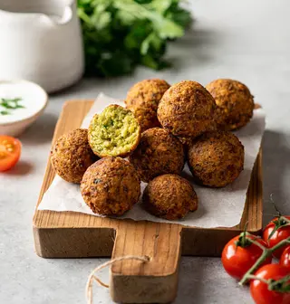 Chifteluțe falafel servite cu orez la abur si sos dulce acrisor