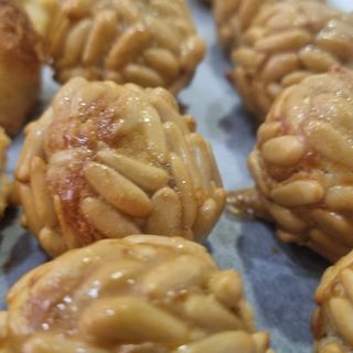 Caja con 9 panellets piñones 