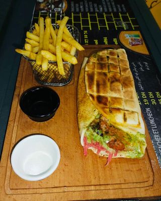 Panini Mixte Au Charbon Avec Frites