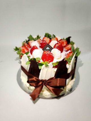 ტორტი -პრიმავერა მარწყვი და რაფაელო  12 ნაჭრიანი 