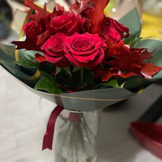 Buchet cu 9 trandafiri roșii și verdeață