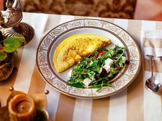 Омлет з авокадо, в'яленими томатами, фетою та соусом теріякі (270g)