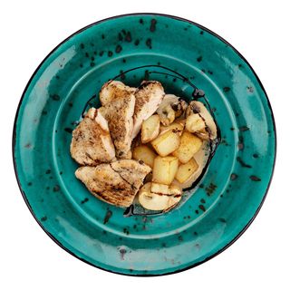 Філе куряче з печерицями за печеною картоплею (170/140г)