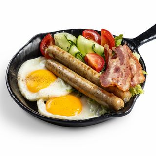 Пательня з яєчнею, беконом та ковбасками (290г)