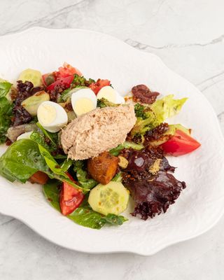 Зеленый салат с патэ из тунца