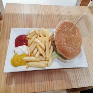 Hamburguesa clásica carne con papas