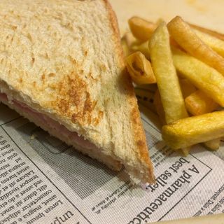 Bikini de Jamón y Queso con Patatas Fritas