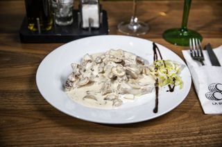 COTLET DE PORC IN SOS CHAMPIGNON