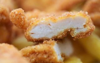 Pohovana piletina sa pomfritom