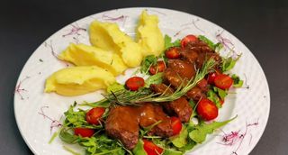 Ramstek na rukoli sa krompir pireom