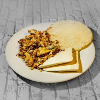 Pericos con Arepa