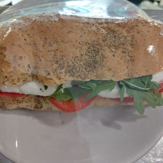 Panino con pomodoro e mozzarella