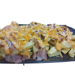 PATATAS FRITAS CON BACÓN AHUMADO Y QUESOS FUNDIDOS (para 2 personas)
