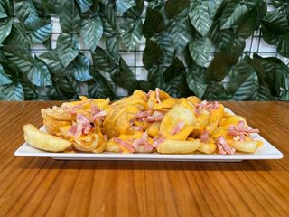 Ración De Patatas Cheddar Bacon