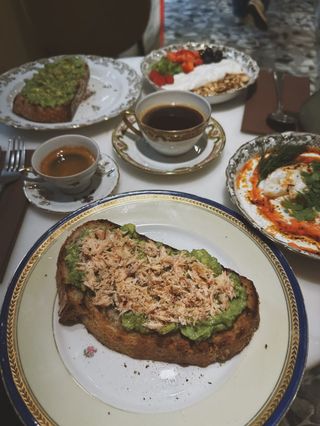 Una Tostada Con Aguacate Salmón Al Horno (Grande)