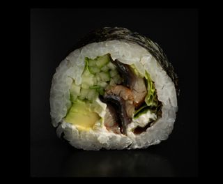 Futomaki węgorz polany sosem teriyaki posypany prażonymi migdałami 6 szt.