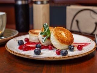 Домашні сирники зі сметаною та брусничним соусом (150g)