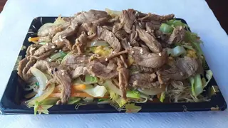 Massa de arroz com vaca