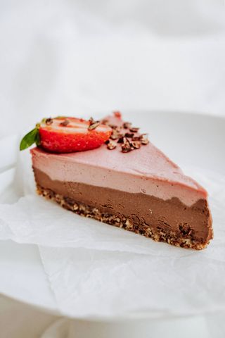 Felie tort capsune si ciocolata