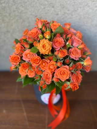 სტაფილოსფერი ჯუჯა ვარდები ყუთში, 