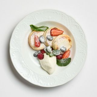 Сырники с кремом пломбир и сезонными ягодами