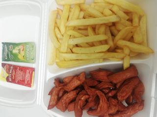 Wurstel e patatine piatto