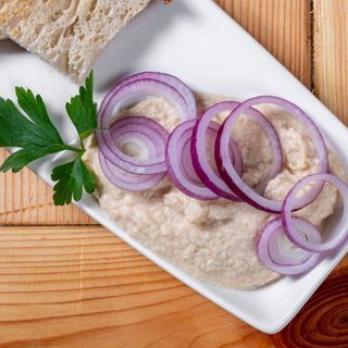 Humus cu paine de casa