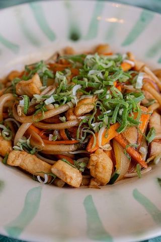 Pasta fresca con pollo de granja y verduras
