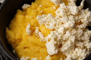 Mămăligă, brânză şi smântână