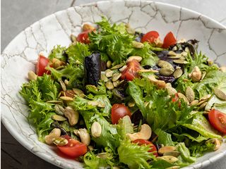 Мікс салат з томатами, насінням гарбуза та кешью (180g)