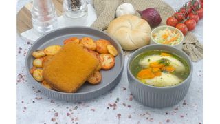 Supa cu galuste,cascaval pane cu pesmet auriu,rondele crocante de cartofi,salata de varza alba,chifla