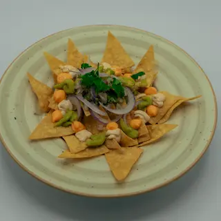 Nachos con salsa de queso, pico de gallo y aguacate