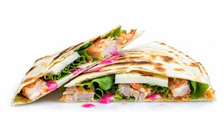 Piadina con tonno, gamberi, lattuga e salsa rosa