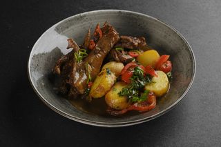 ЯГНЯ В ПРЯНОМУ БУЛЬЙОНІ