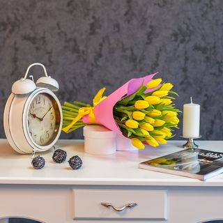 Buchet special Nr 5 din 25 lalele galbene in hartie roz